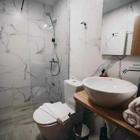Apartment A Rustic Private With 1 Bedroom In Center *